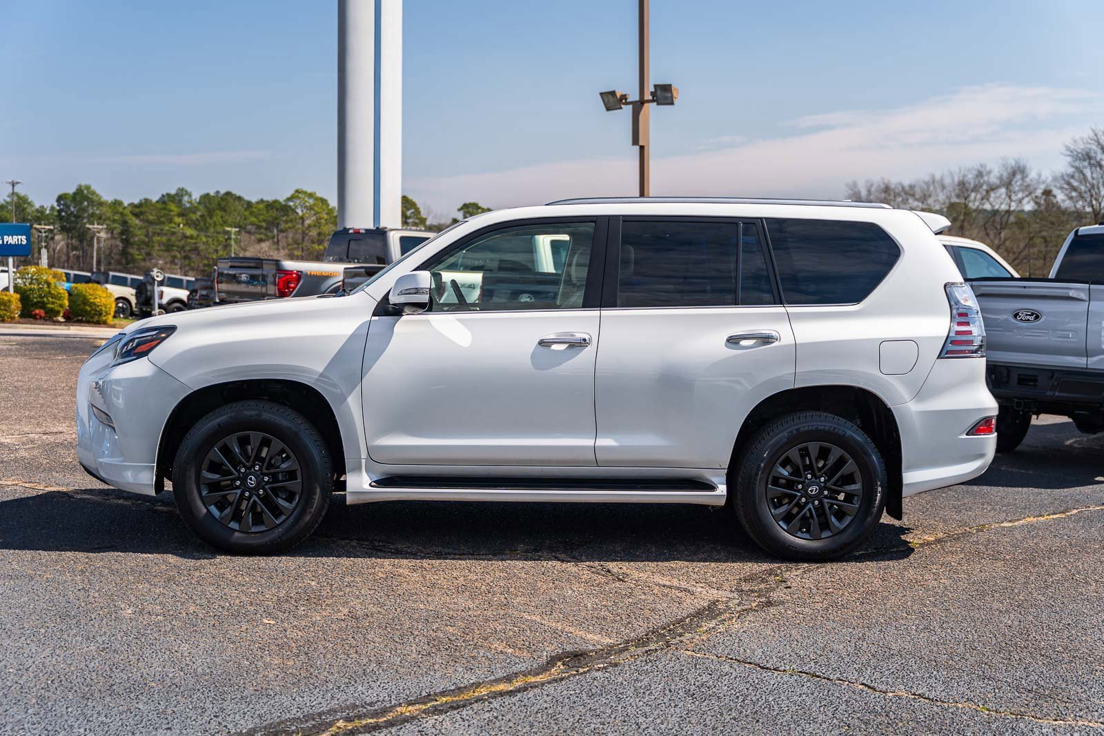 Used 2020 Lexus GX 460 Premium w/ Premium Package image 2