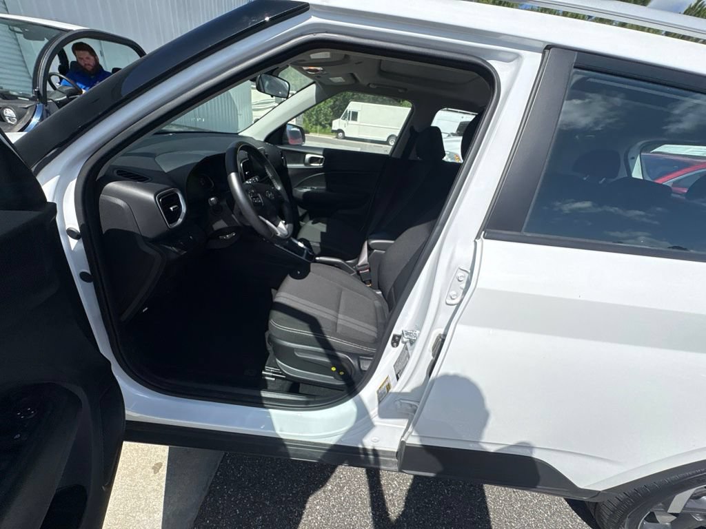 Used 2025 Hyundai Venue SEL FWD image 5