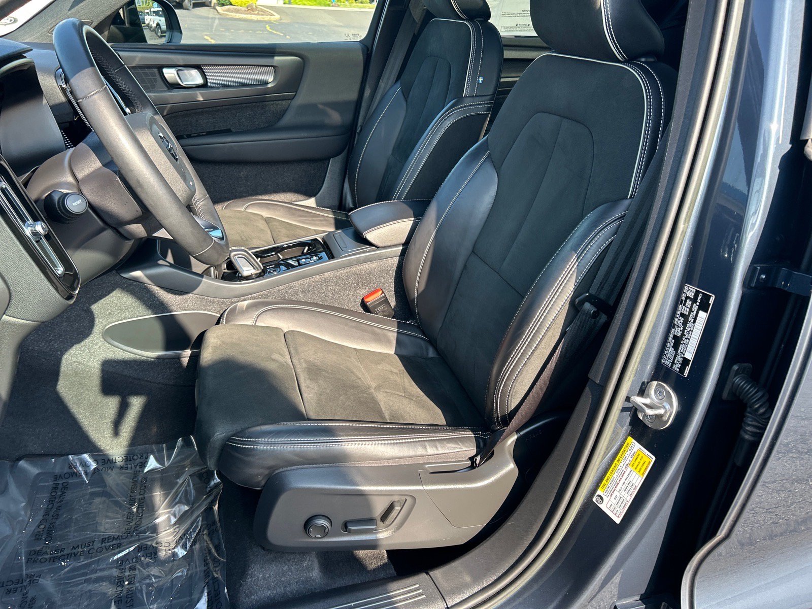 Used 2022 Volvo XC40 T5 R-Design w/ Climate Package AWD/4WD image 8
