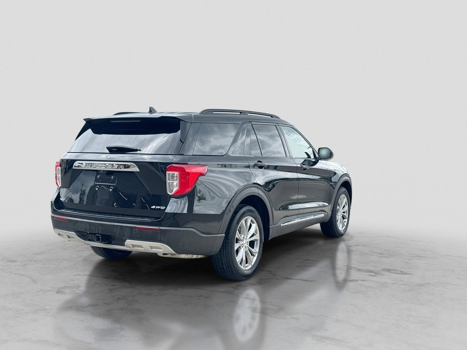 Certified 2023 Ford Explorer XLT w/ Equipment Group 202A AWD/4WD image 8