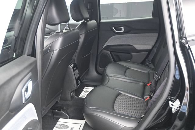 Used 2025 Jeep Compass Latitude AWD/4WD image 5