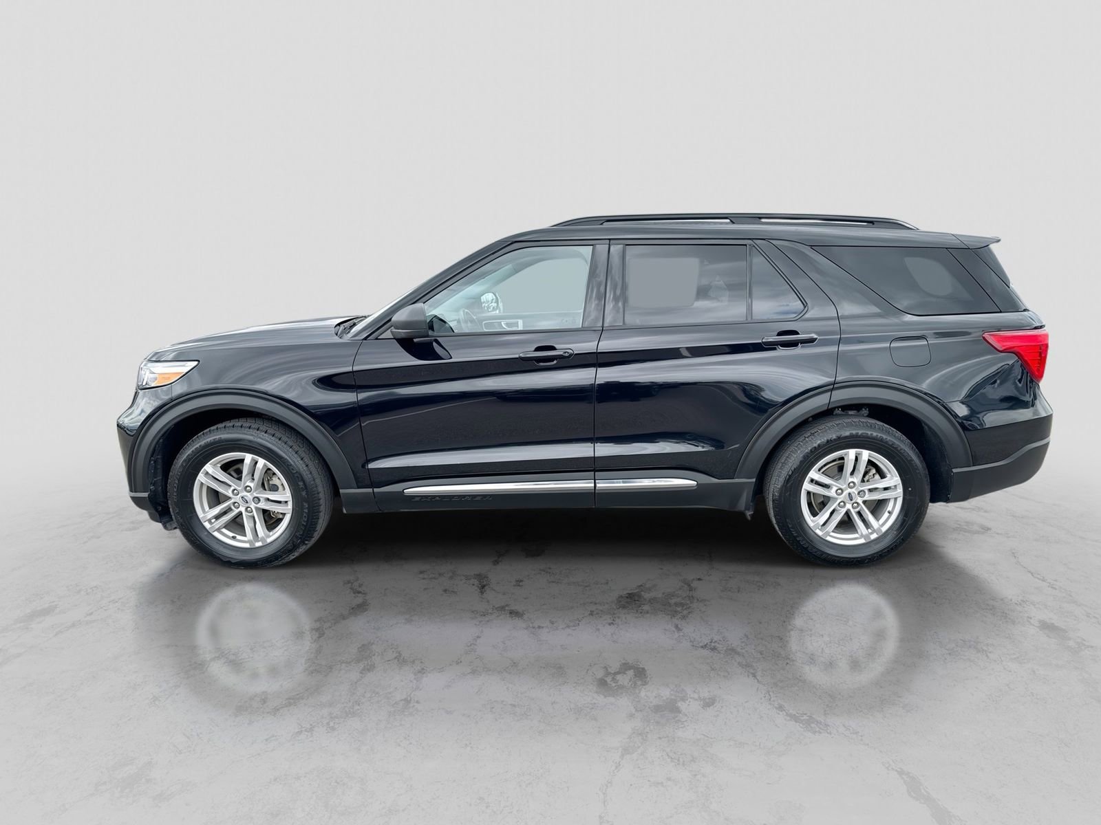 Certified 2021 Ford Explorer XLT w/ Equipment Group 202A AWD/4WD image 3