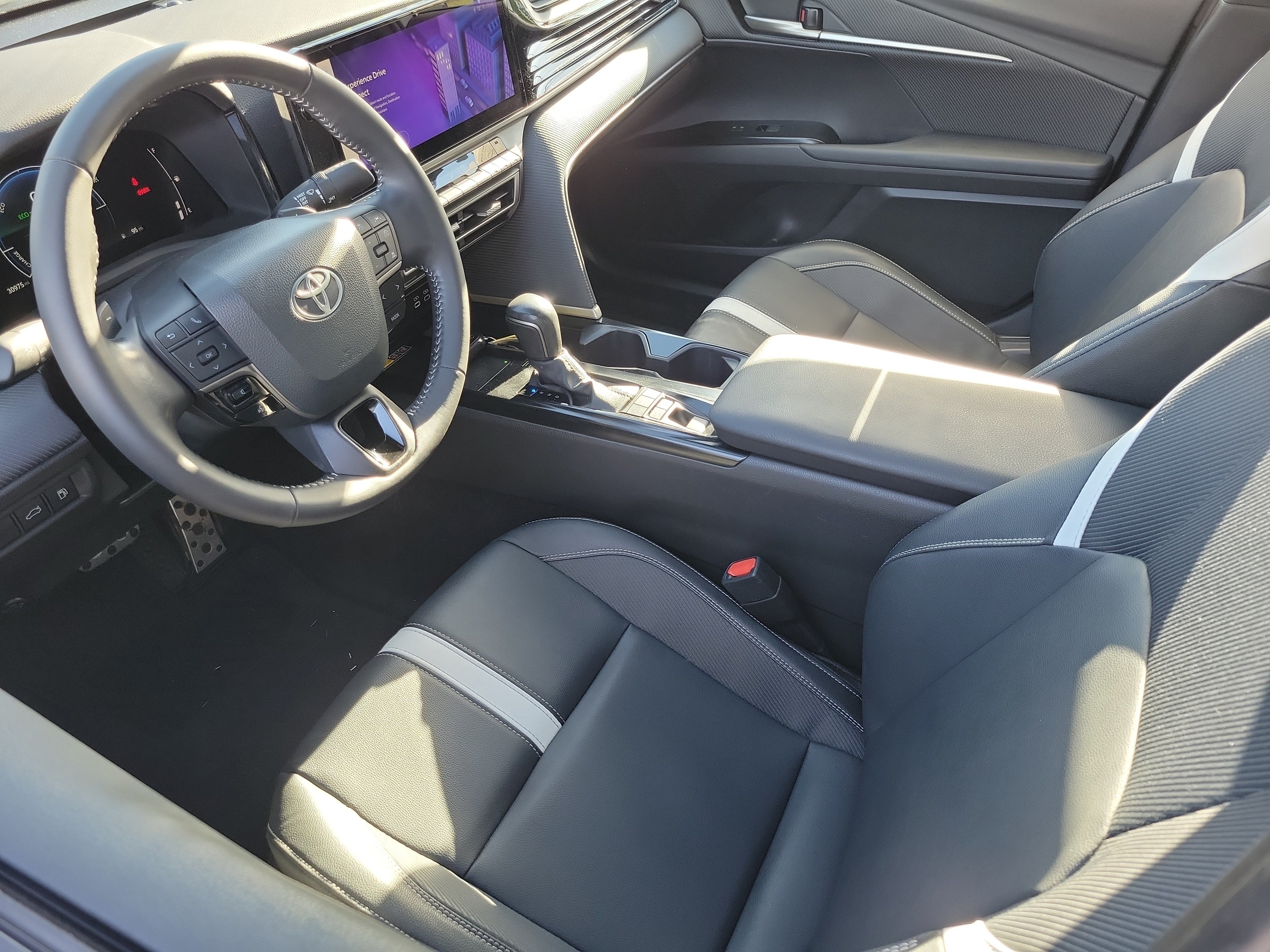 Used 2025 Toyota Camry SE FWD image 3