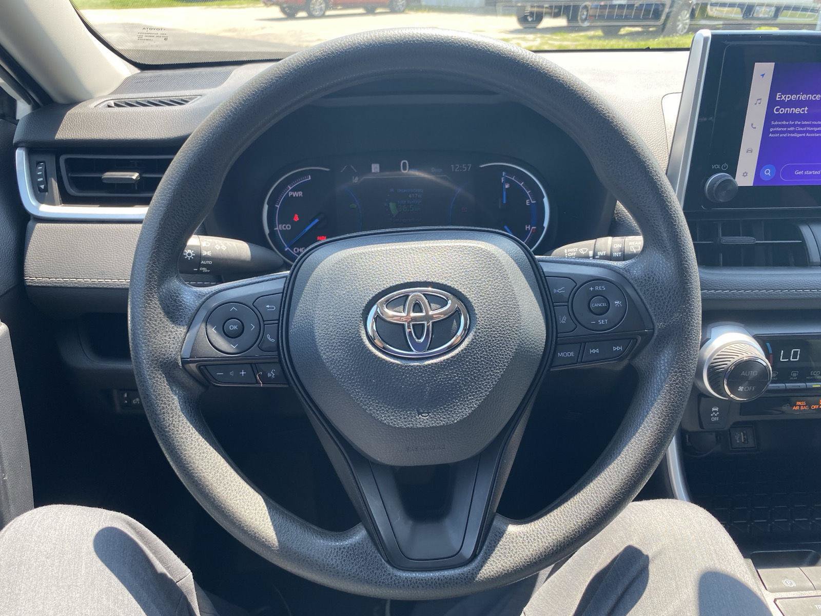Used 2025 Toyota RAV4 XLE AWD/4WD image 17