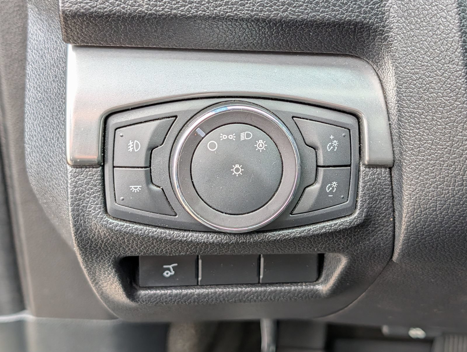 Certified 2018 Ford Explorer XLT w/ Equipment Group 202A AWD/4WD image 17