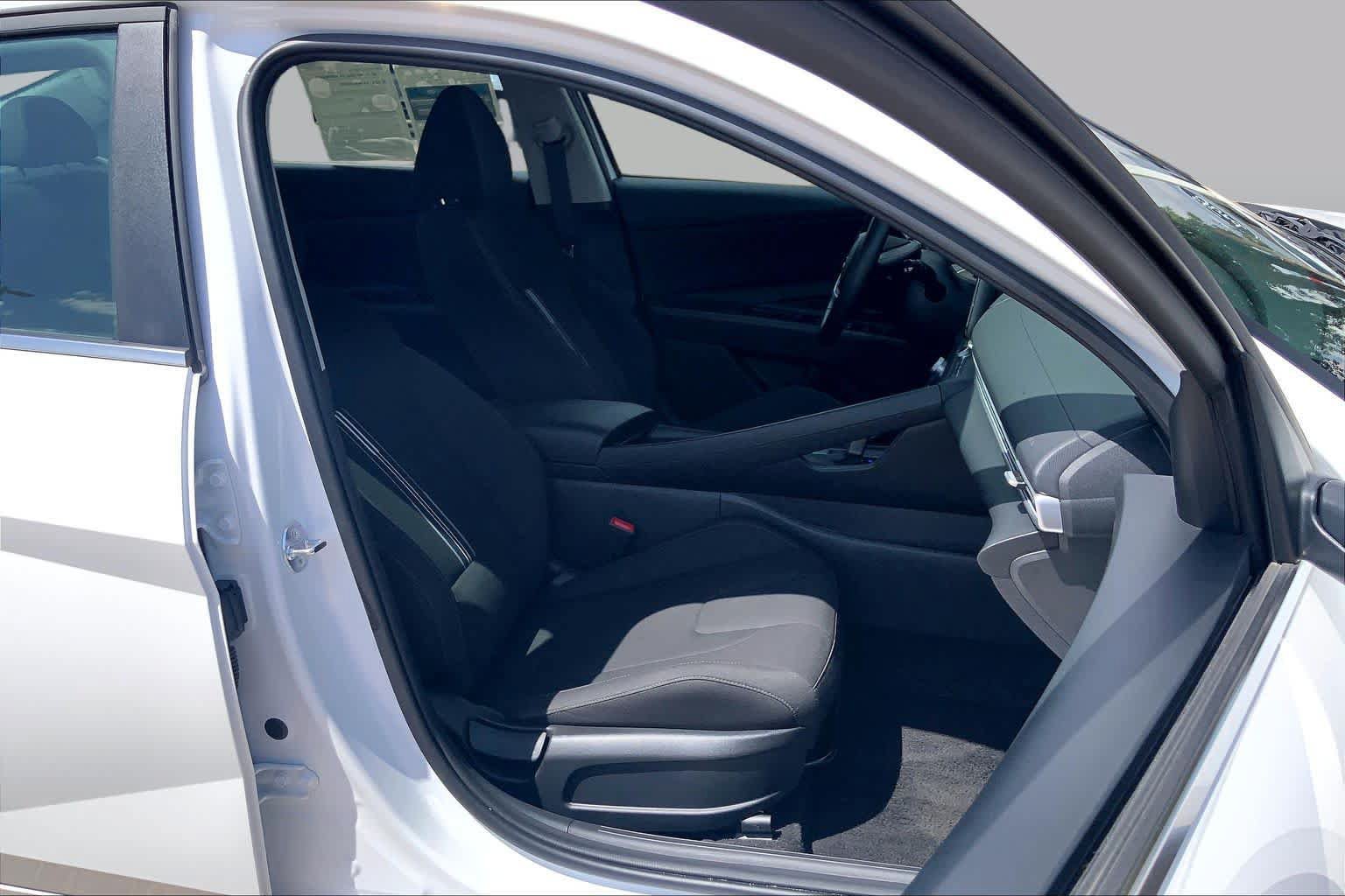 Used 2025 Hyundai Elantra SEL FWD image 9