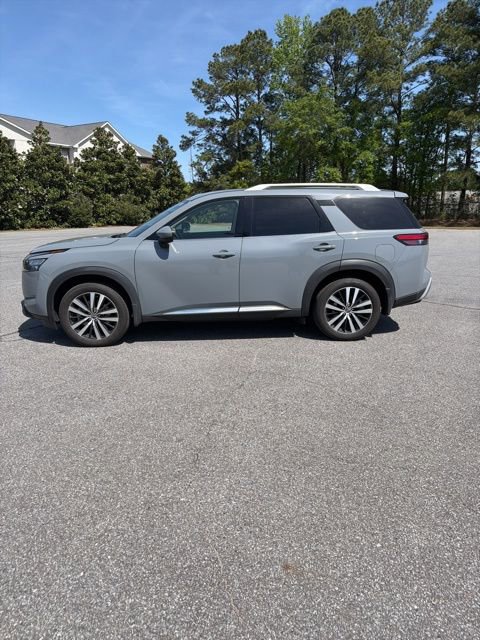 Used 2025 Nissan Pathfinder Platinum image 2