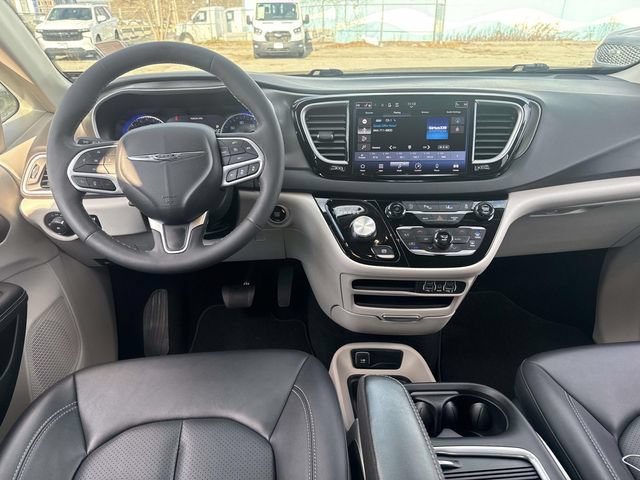 Used 2024 Chrysler Pacifica Touring-L FWD image 19