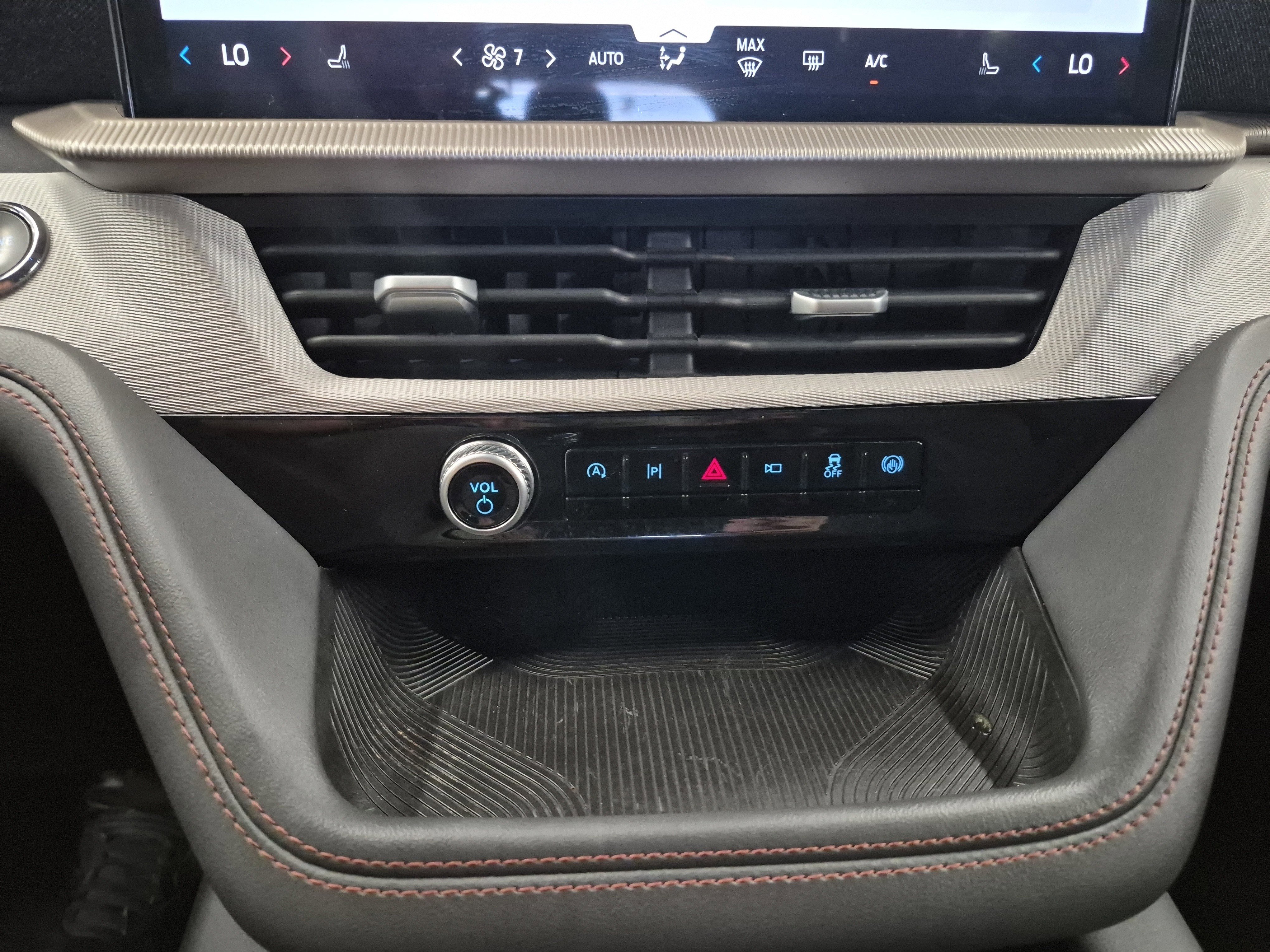 Certified 2025 Ford Explorer Active image 31