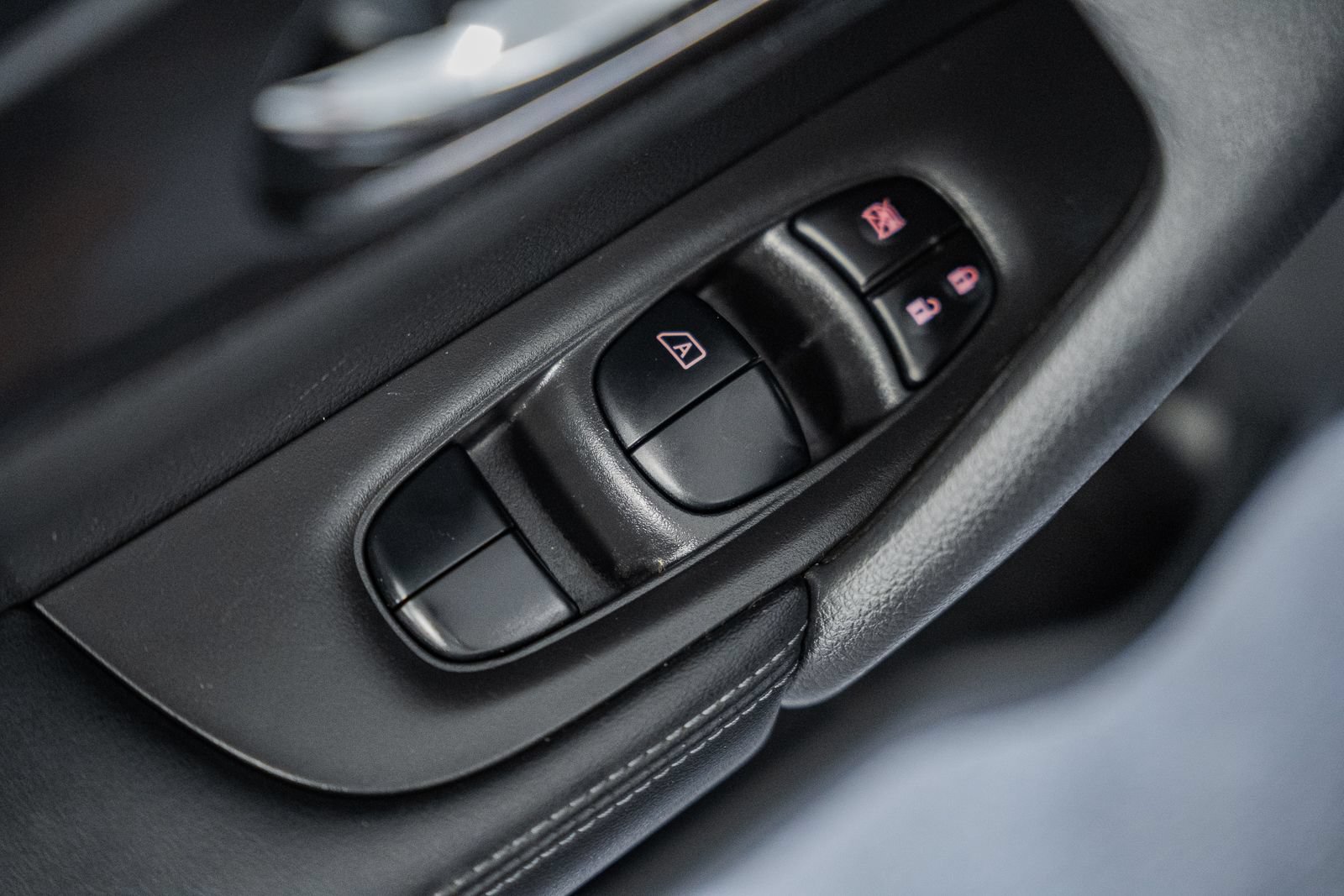 Used 2020 Nissan Rogue SV FWD image 39