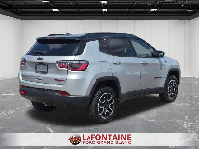 Used 2025 Jeep Compass Trailhawk AWD/4WD image 5