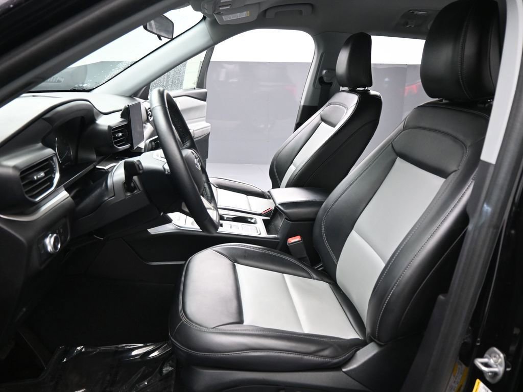 Certified 2022 Ford Explorer XLT w/ Equipment Group 202A image 10