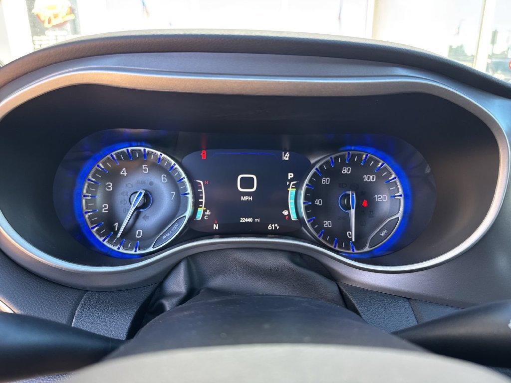 Used 2025 Chrysler Pacifica Select FWD image 10