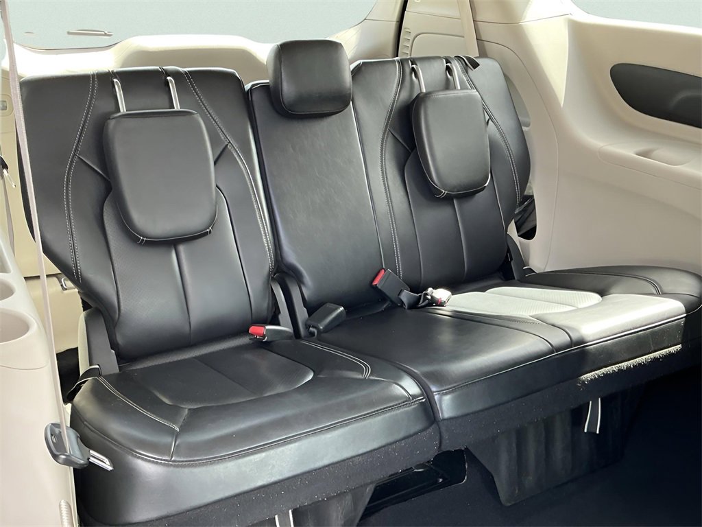 Used 2023 Chrysler Pacifica Touring-L image 18