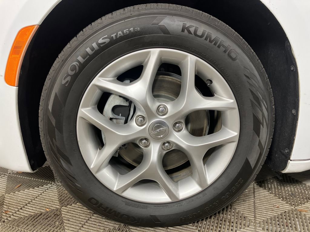 Used 2019 Chrysler Pacifica Touring Plus w/ Tire & Wheel Group image 14