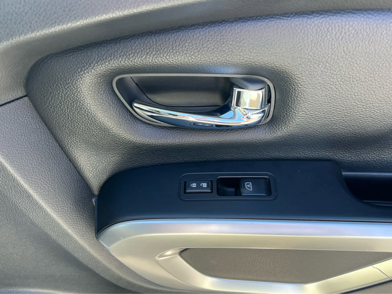 Used 2017 Nissan Titan SV image 18