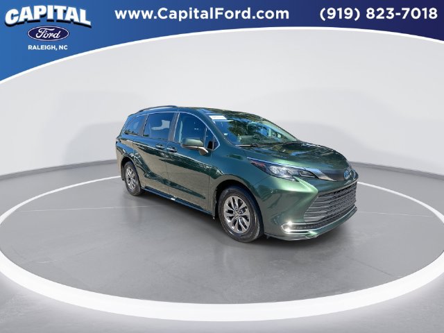 Used 2024 Toyota Sienna XLE FWD image 2