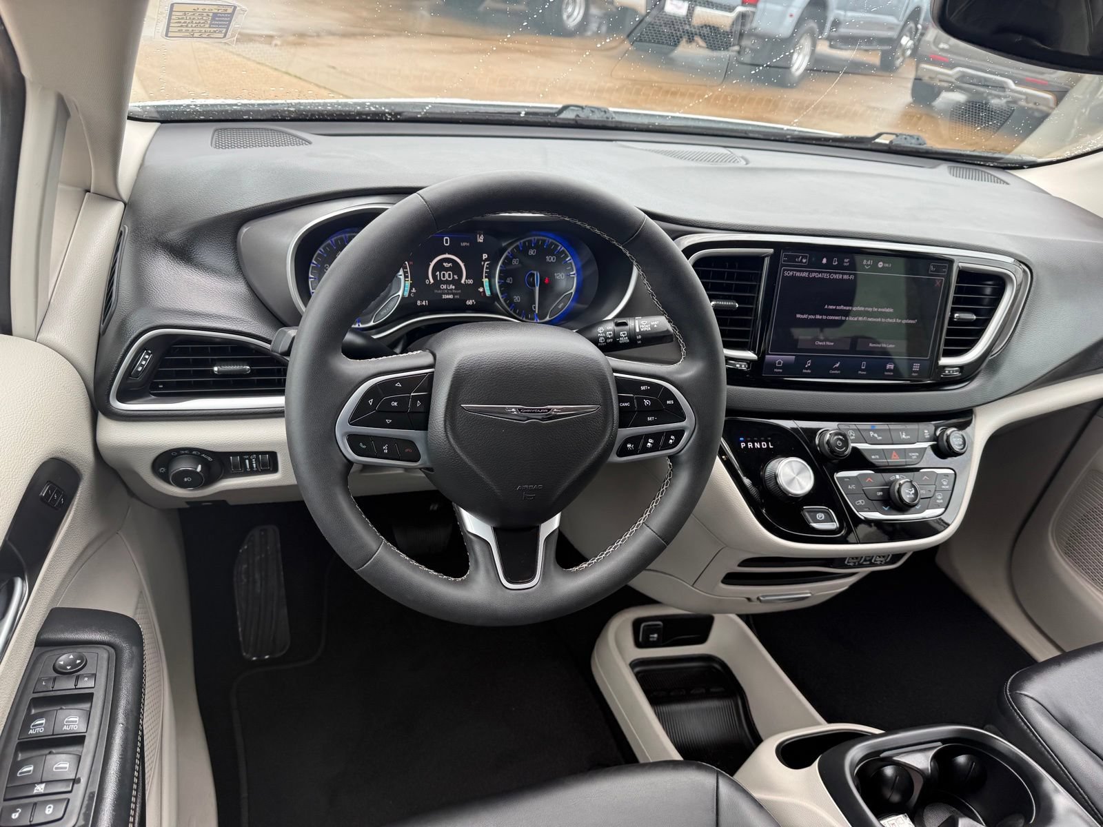 Used 2024 Chrysler Pacifica Touring-L FWD image 12