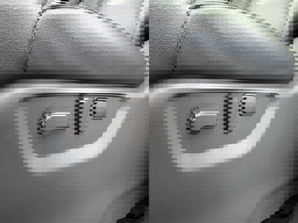 Used 2024 Nissan Armada SL w/ Captain's Chairs Package image 6