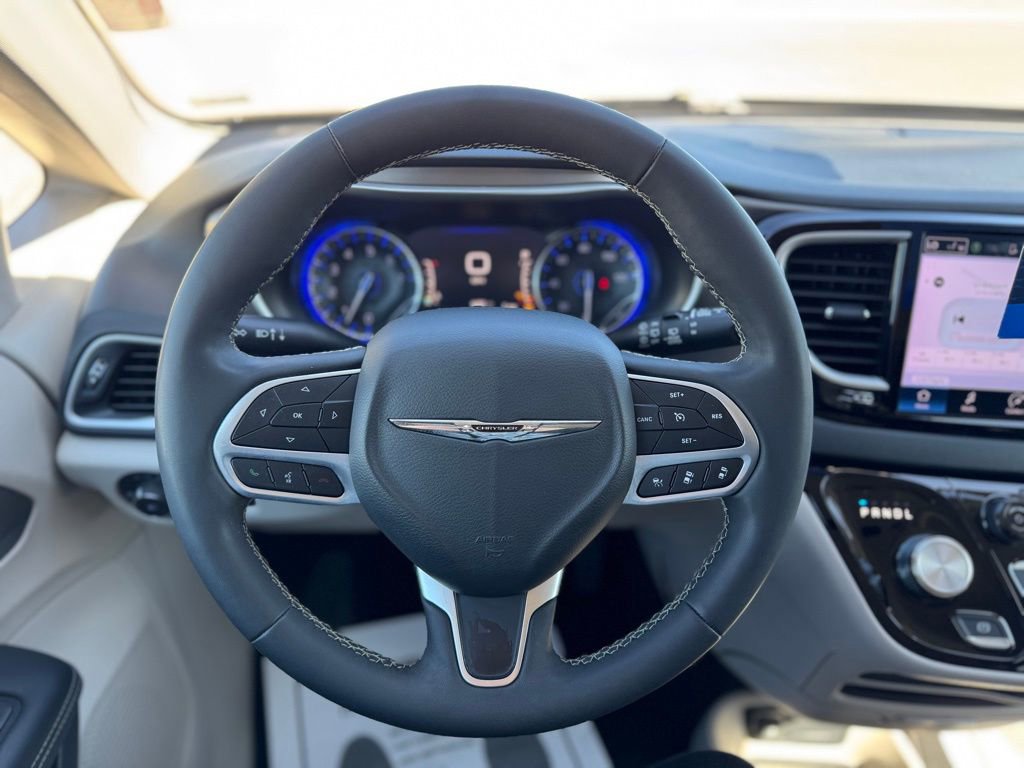 Used 2023 Chrysler Pacifica Touring-L image 15