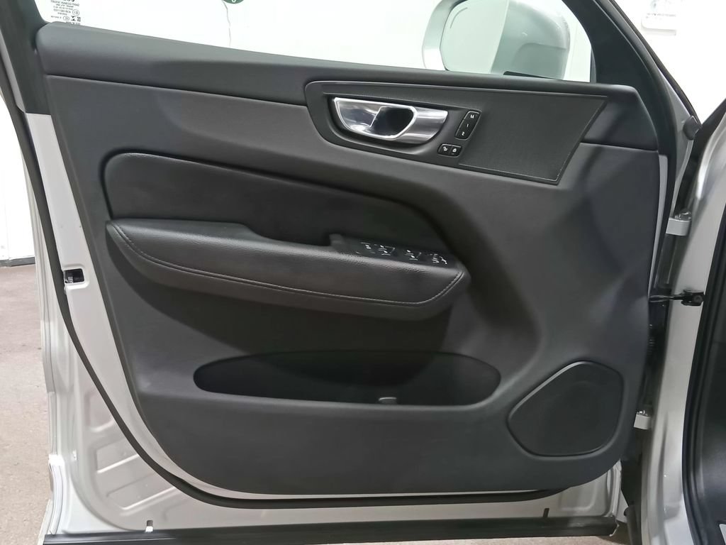Used 2021 Volvo XC60 T5 Momentum w/ Premium Package AWD/4WD image 17