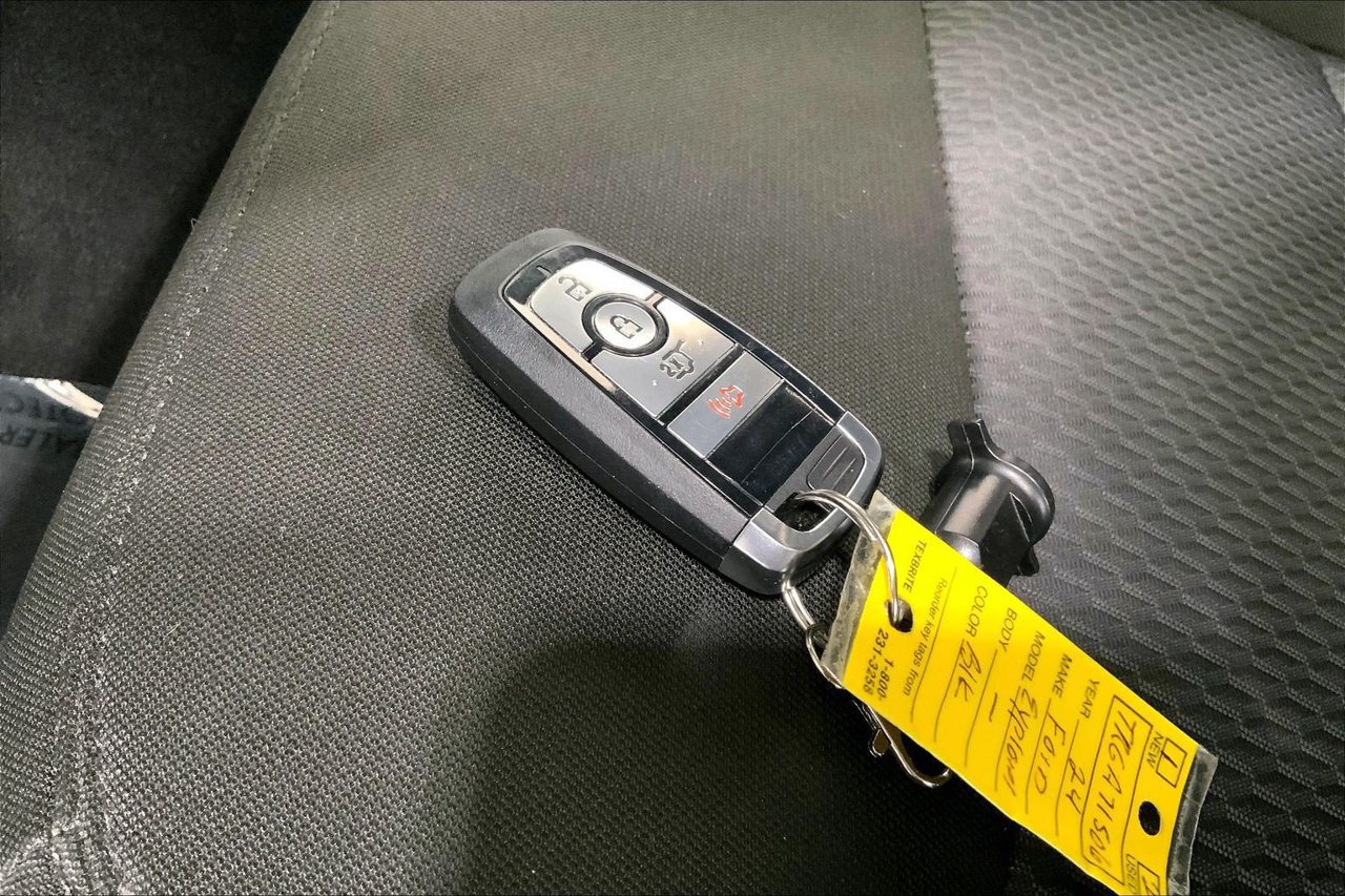 Certified 2024 Ford Explorer XLT RWD image 9