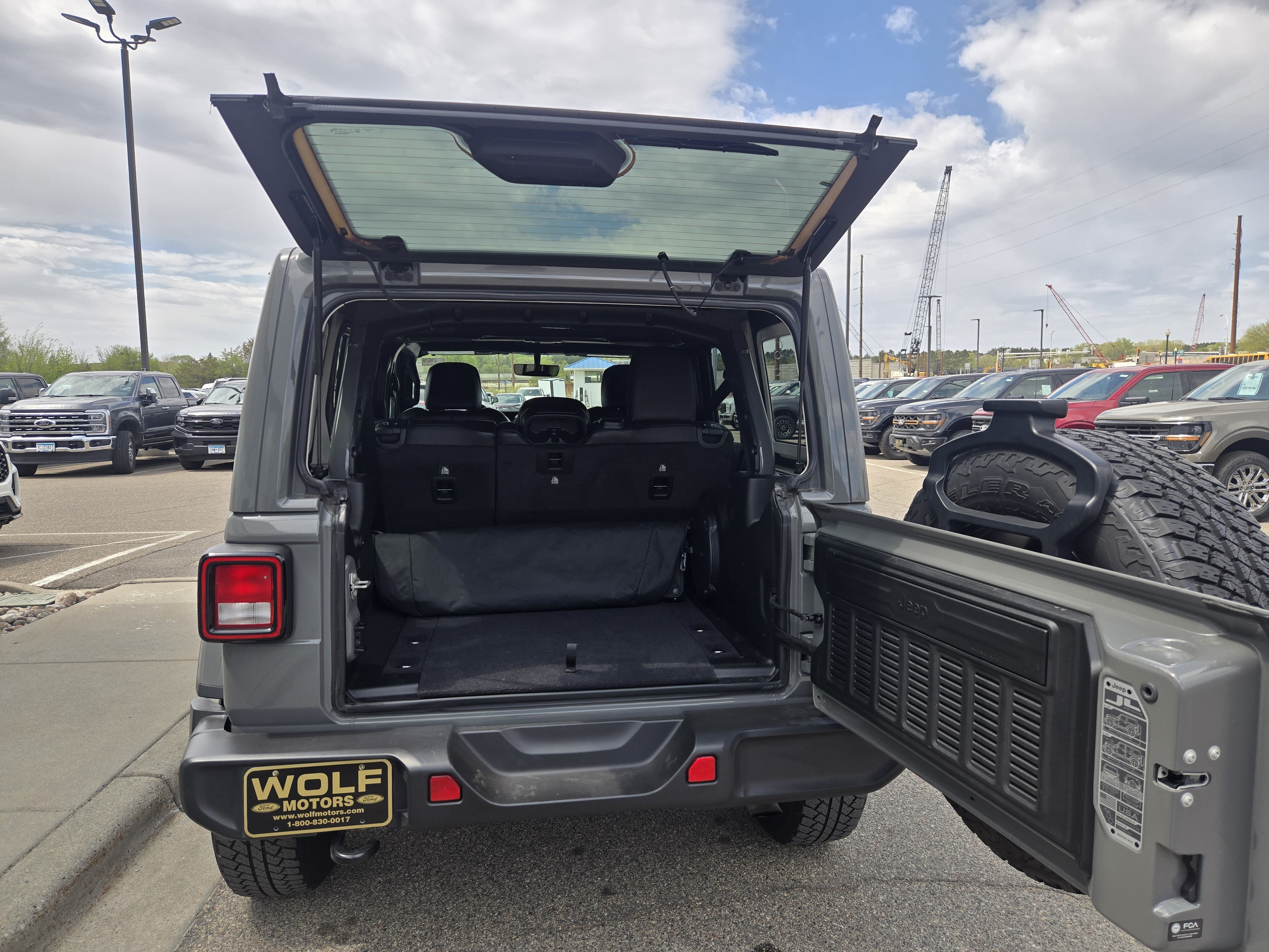 Used 2023 Jeep Wrangler Unlimited Sahara AWD/4WD image 13
