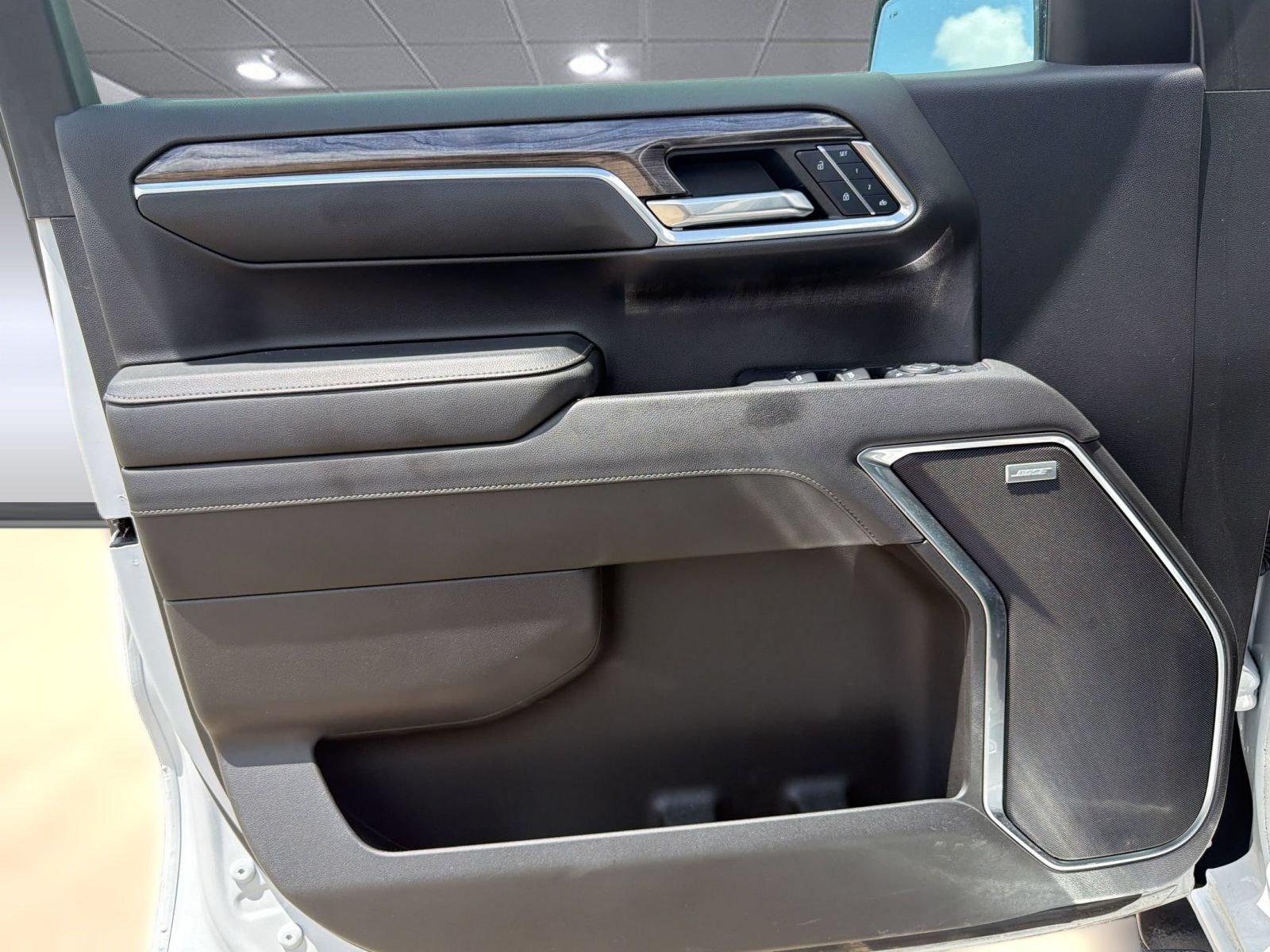 Used 2025 Chevrolet Silverado 1500 LTZ AWD/4WD image 25