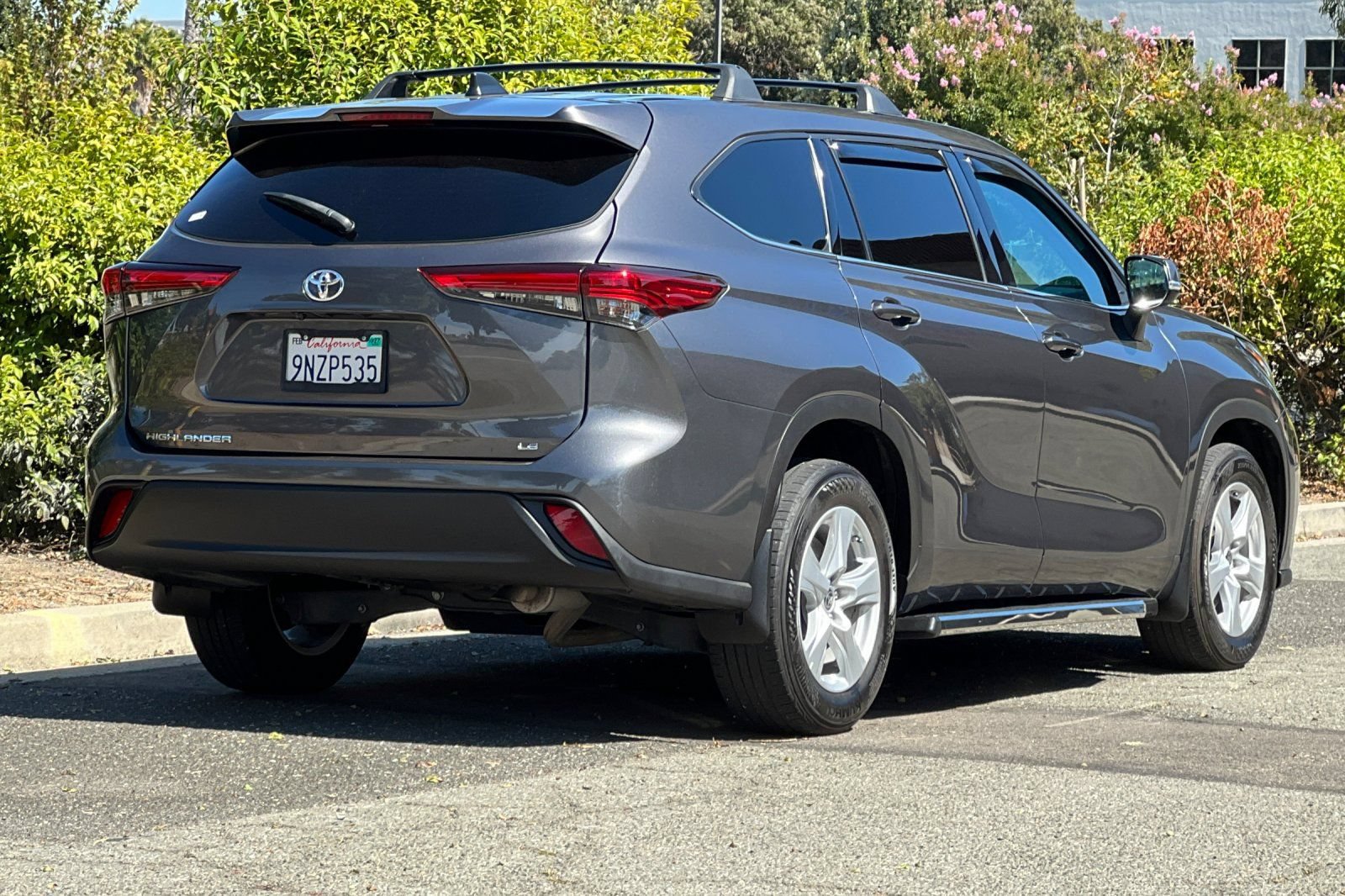 Used 2022 Toyota Highlander LE FWD image 3