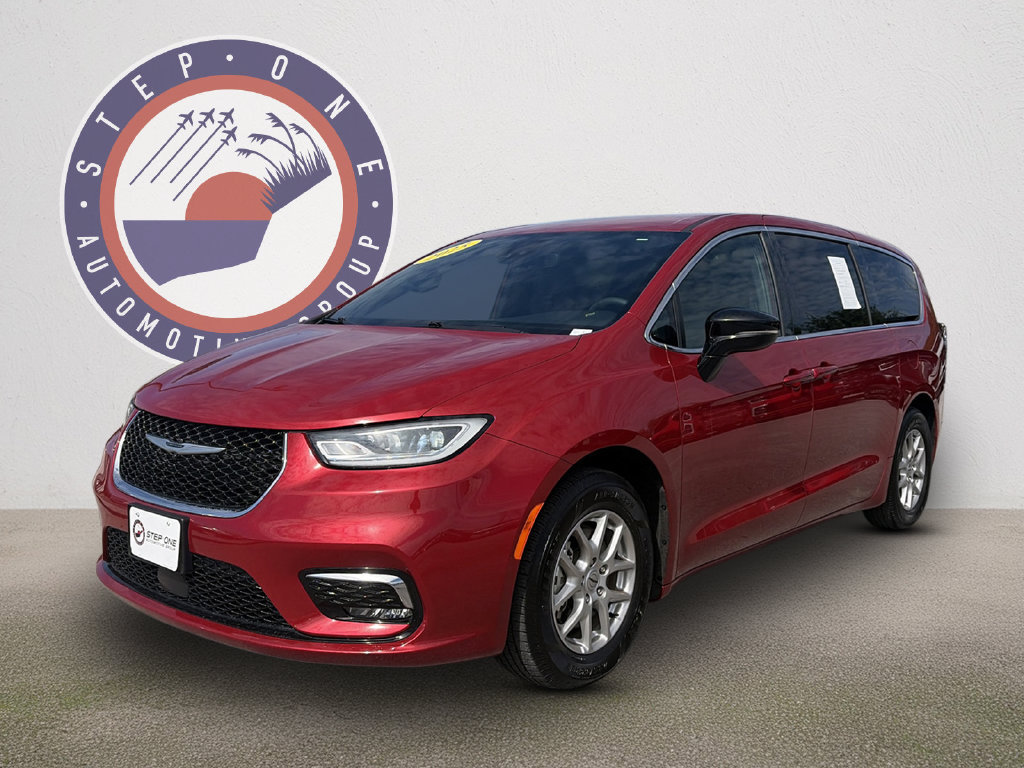 Used 2025 Chrysler Pacifica Select FWD image 2
