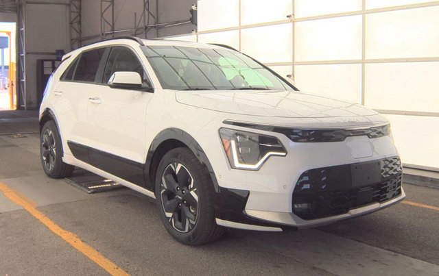 Used 2023 Kia Niro Wave w/ Wave Preserve Package FWD image 2