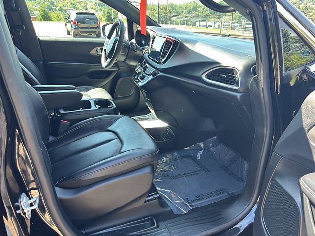 Used 2025 Chrysler Pacifica Select FWD image 18