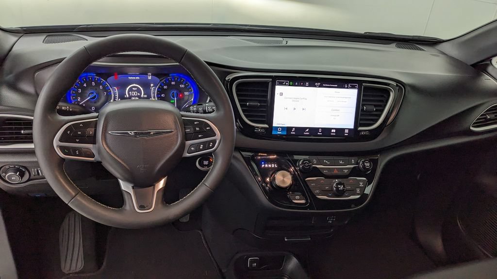 Used 2026 Chrysler Pacifica Select FWD image 3