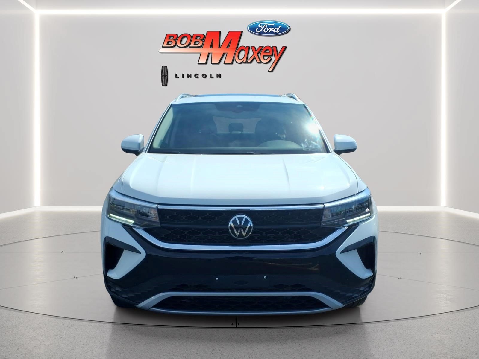 Used 2024 Volkswagen Taos SE AWD/4WD image 2