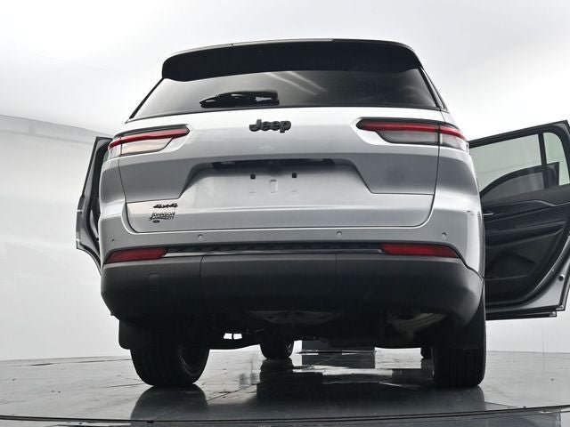 Used 2023 Jeep Grand Cherokee L Altitude AWD/4WD image 45
