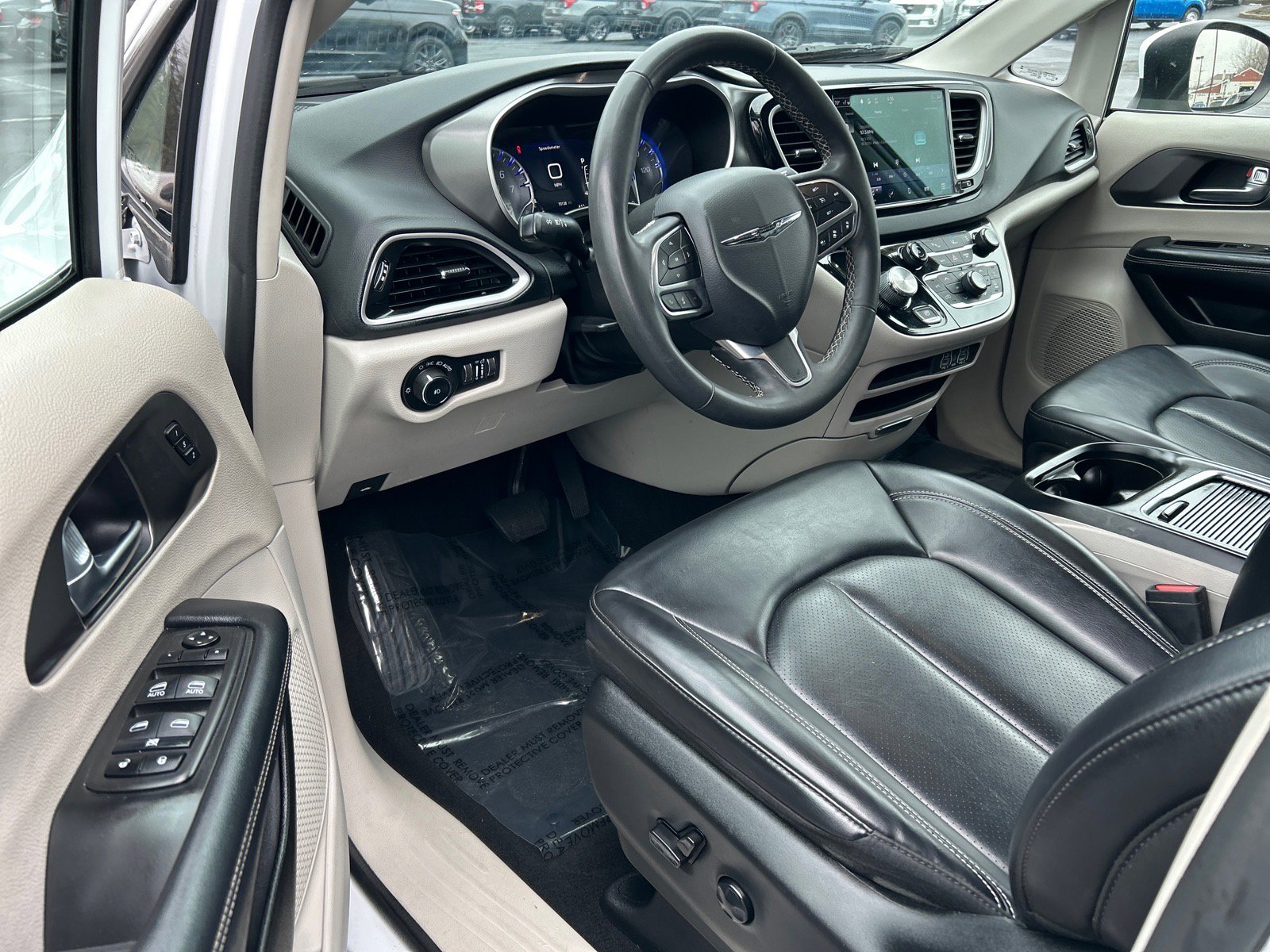 Used 2023 Chrysler Pacifica Touring-L image 5