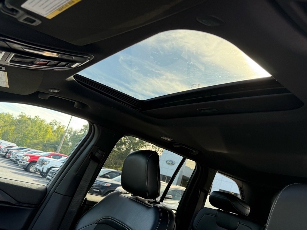 Used 2025 Jeep Grand Cherokee Altitude image 17