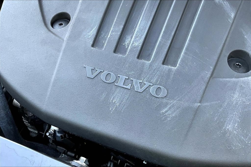 Used 2025 Volvo XC60 B5 Plus AWD/4WD image 33