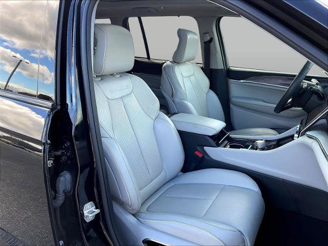 Used 2023 Jeep Grand Cherokee Overland w/ Luxury Tech Group IV AWD/4WD image 31