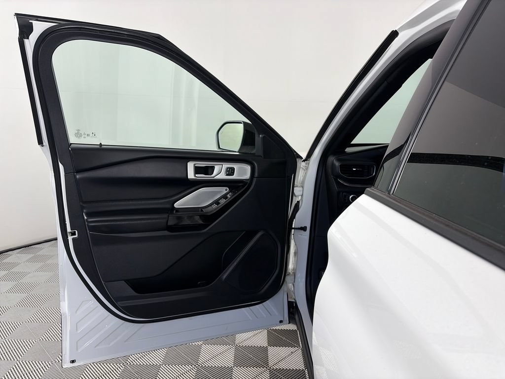 Certified 2022 Ford Explorer Platinum w/ Equipment Group 601A AWD/4WD image 10