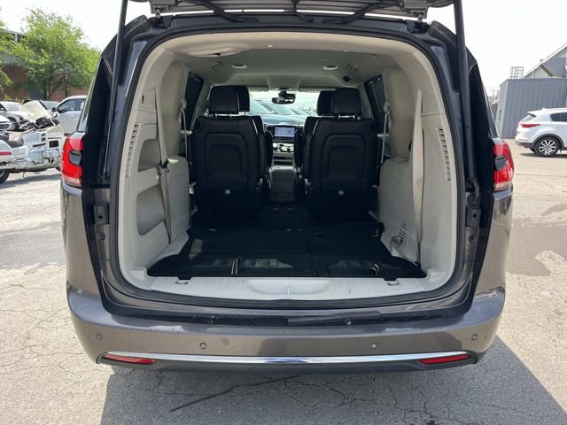 Used 2023 Chrysler Pacifica Touring-L FWD image 12