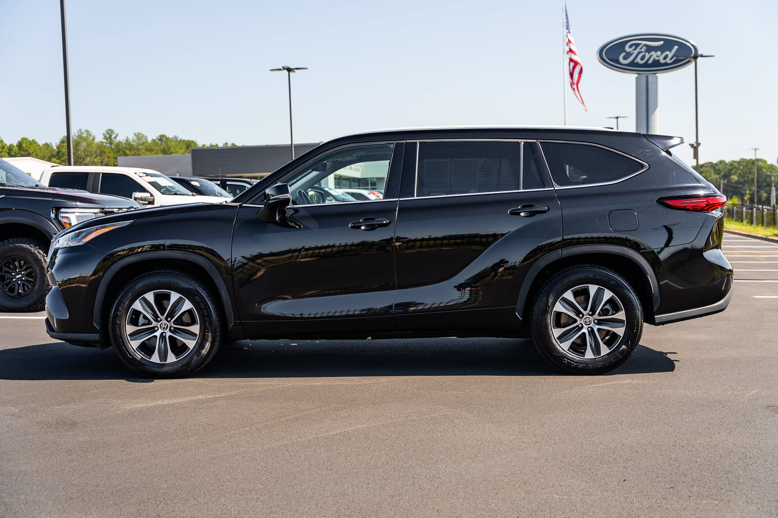 Used 2022 Toyota Highlander XLE FWD image 4