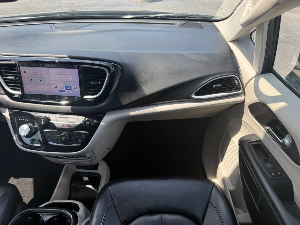 Used 2024 Chrysler Pacifica Touring-L FWD image 25