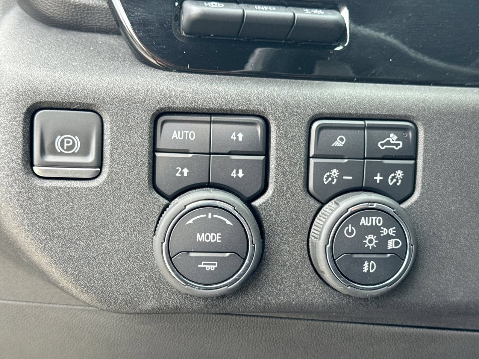 Used 2022 Chevrolet Silverado 1500 High Country w/ Technology Package AWD/4WD image 32