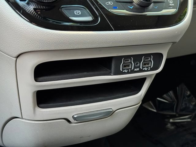 Used 2023 Chrysler Pacifica Touring-L FWD image 17