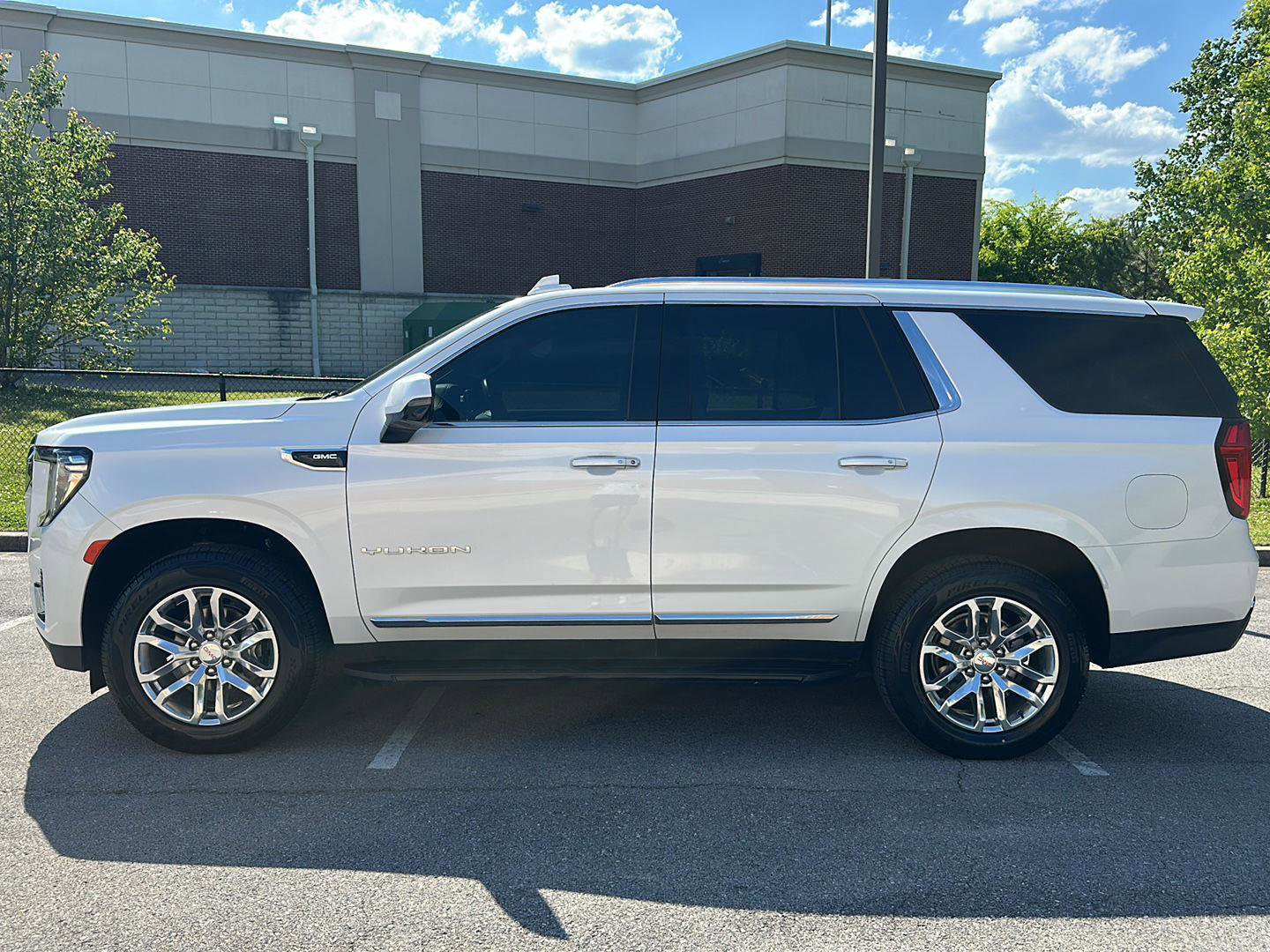 Used 2022 GMC Yukon SLT w/ SLT Premium Package AWD/4WD image 2
