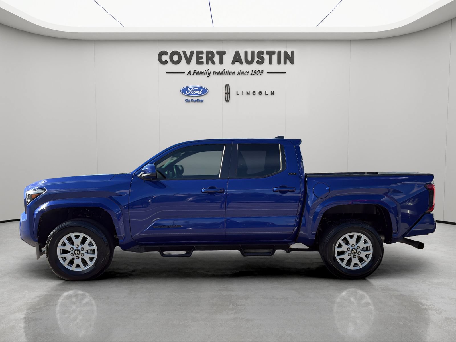Used 2025 Toyota Tacoma SR5 RWD image 2