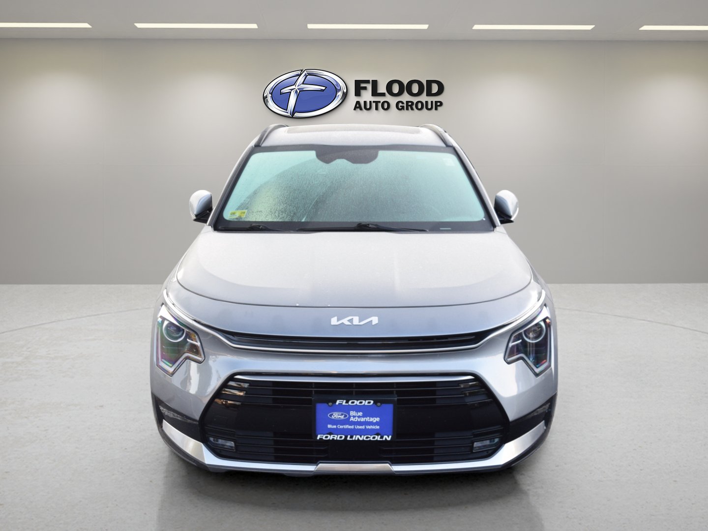 Used 2023 Kia Niro EX Touring FWD image 2