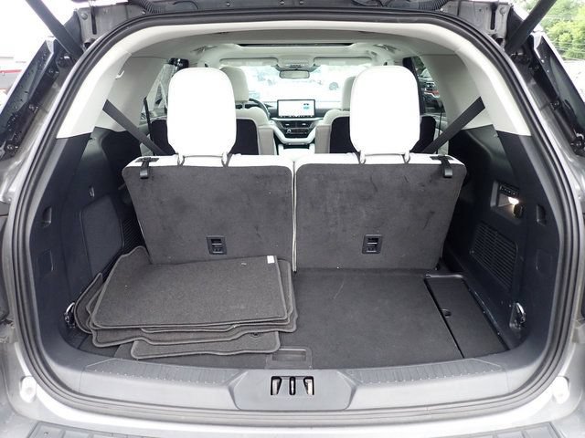 Certified 2025 Ford Explorer Platinum w/ LUX Leather Package AWD/4WD image 8