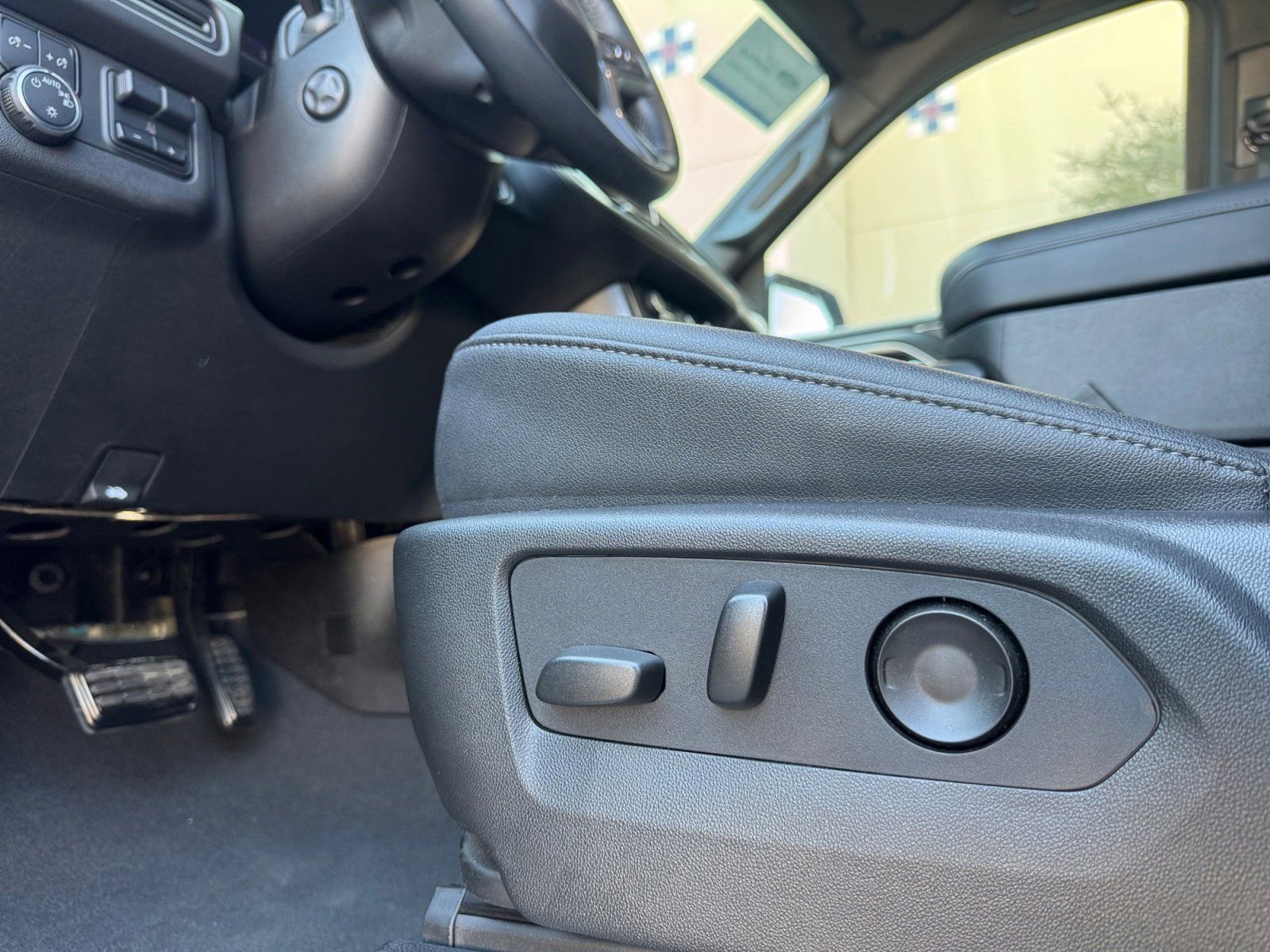 Used 2024 Chevrolet Tahoe Z71 w/ Luxury Package image 21